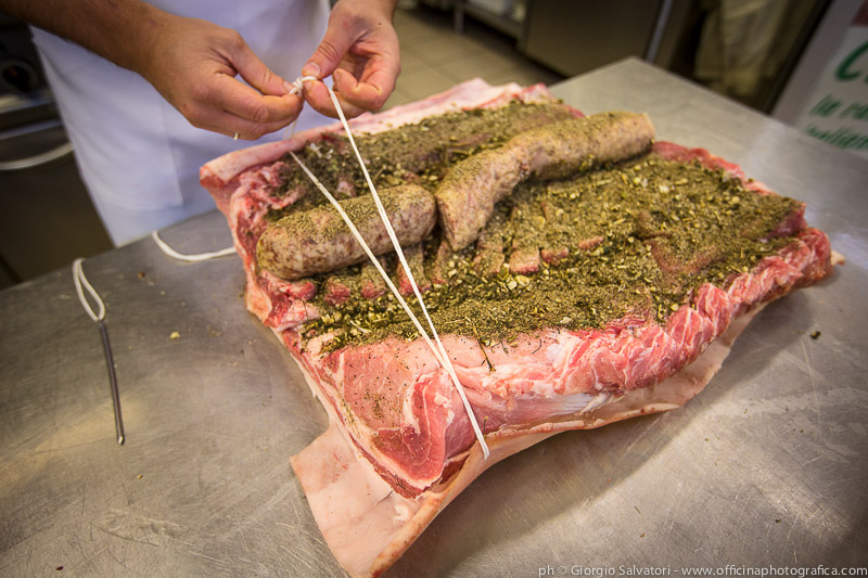Preparazione Porchetta - Macelleria Marco Migani Rimini